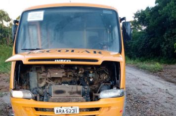 Quatro ônibus escolares danificados em um mesmo dia devido as más condições da PR-405