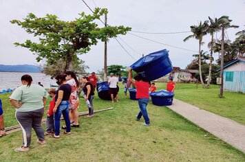 Prefeita Lilian Ramos acompanha entrega de kit's caixa d'água na Ilha do Tibicanga