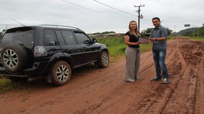 Engenheira do DER realiza visita técnica na Avenida Ararapira.