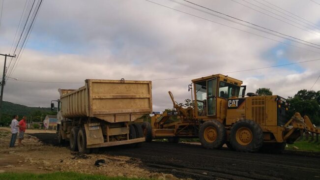 Secretaria de obras realiza pavimentação com fresado na Vila do Amor